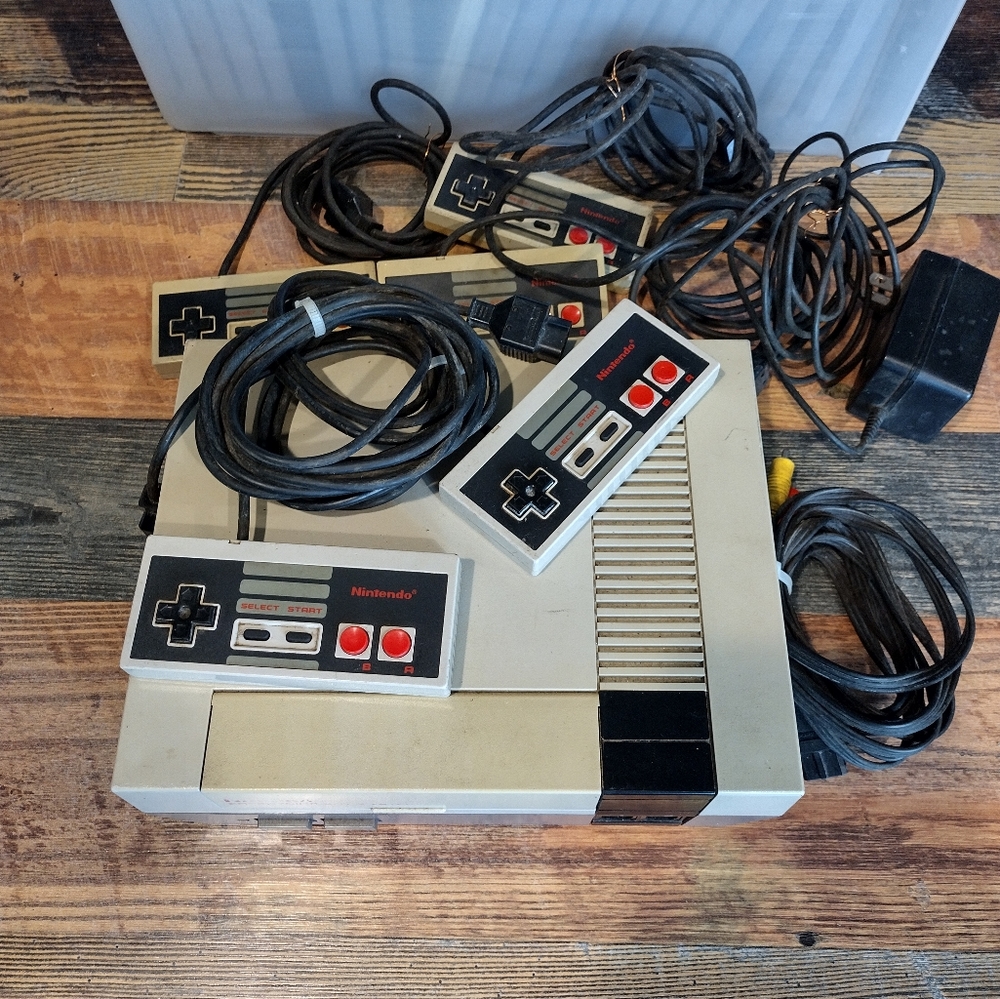 Vintage 1985 Nintendo Gaming Console With 35 🔥 Games